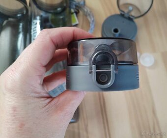 Školní batoh, školní potřeby, knihy, lahve, časopisy - 11