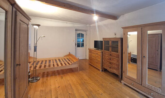 Prodej pěkného domu se dvorkem, terasou a zahradou v Lezníku - 11