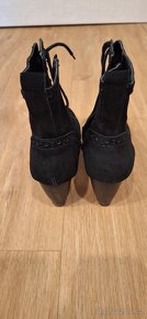 Kožené nízké kozačky s dekorativním prošíváním - 11