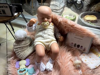 Luxusní realistická panenka v kulichu N.O.V.Á. - 11