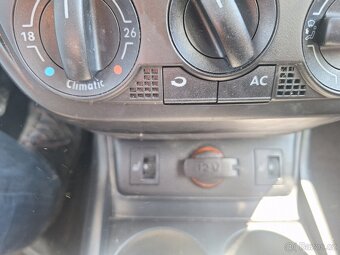 VW Fox 1.4 i/55kW.. R. 2010. Najeto 148.940 km. Serviska - 11