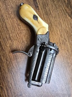 KRÁSNÁ HISTORICKÁ HONOSNÁ PISTOLE PEPŘENKA - 11