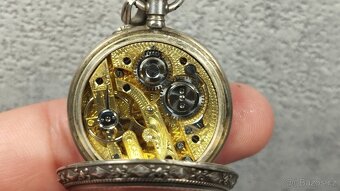 Staré stříbrné kapesní malované hodinky, pěkné gravírování - 11