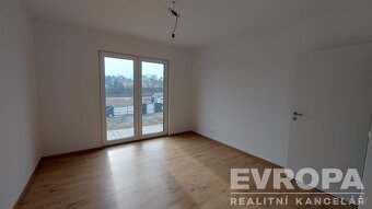 Novostavba rodinného domu 4+kk, pozemek 800m2, 15minut od Pr - 11