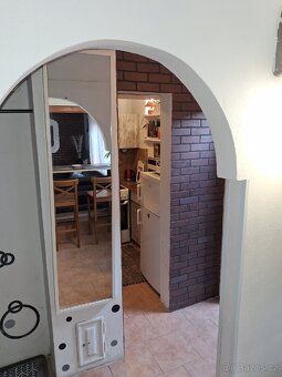 PRONAJMU KRÁSNÝ A SLUNNÝ ZAŘÍZENÝ BYT S VENKOVNÍM POSEZENÍM - 11