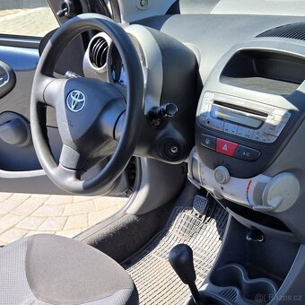PĚKNÁ , BENZINOVÁ TOYOTA  AYGO  COOL 5DV. ALU ,KLIMATIZACE - 11