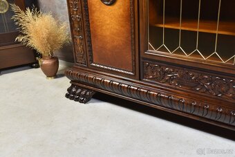 Klasická knihovna z masivního dubového dřeva VITRINA - 11