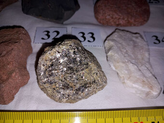 S92 Sbírka 38 ks minerálů, hornin a zkamenělin - 11