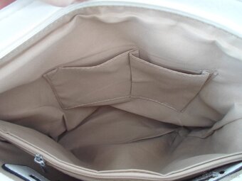 Bílá kabelka přes rameno i crossbody - 11