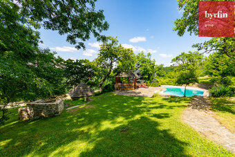 Exkluzivní nabídka bydlení – Dřevěná roubenka s historickým  - 11