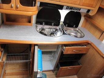 Prodám karavan Hobby 540 ufe,r.v.2002 + mover + předstan. - 11