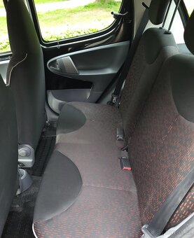 Peugeot  107 1.0 50kw r.v2009 5dveř - 11