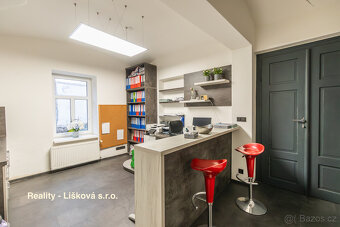 Prodej areálu s všestranným využitím nedaleko dálnice Praha - 11