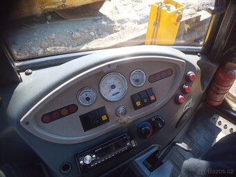 Komatsu WB 93r2 - 11