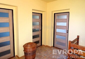 Prodej domu 4+kk s rozlehlou zahradou, vyhřívaným venkovním  - 11