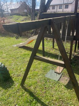 Dětské hřiště klouzačka, houpačka a stříška - 11