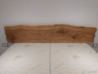 Postel z masivu s přírodní hranou - 11