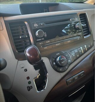 TOYOTA SIENNA - 11
