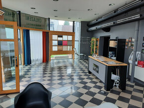 Prosklená prodejna se skladem v Kolíně - 11