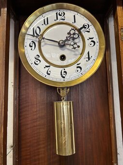 Závažové hodiny sig. Gustav Becker. - 11