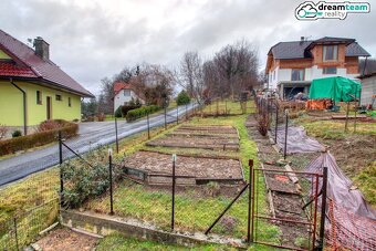 Božské místo v Čertoryjích: Klidný a prostorný dům 4+1 na ok - 11