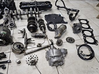 Díly motoru pro Suzuki GSXR 750 Srad gsxr750 - 11