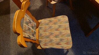 Rohová lavice, jídelní stůl a dvě židle - 11