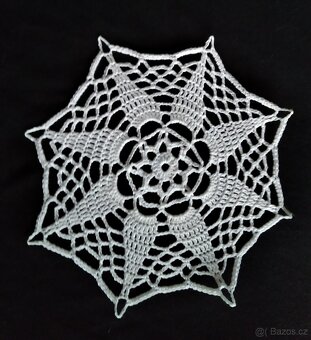 Malé ručně háčkované naškrobené bavlněné dečky - 11