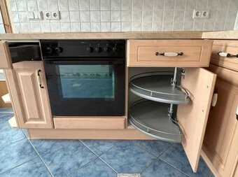 Moderní kuchyňská linka se spotřebiči - 11