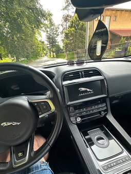 Jaguar F-Pace 2.0 25t AWD R-Sport - 11