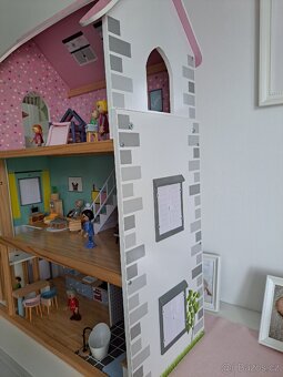 Dřevěný domeček pro panenky + nábytek a figurky - 11