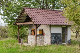 Sebestačný vidiecky statoks viacerými stavbami - 11