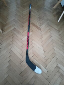 hokejová výstroj(hokejka+helmy+kalhoty+taška+chrániče) - 11