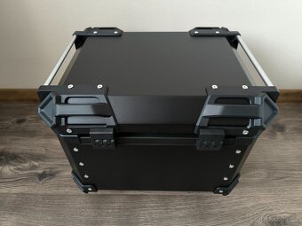 Zadní motokufr TopCase 55L hliníkový černý - 11