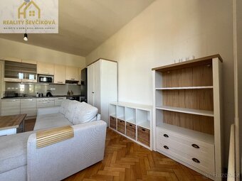 Pronájem zařízeného 2+kk s balkónem, 60m2 – Smetanovo náb. - 11