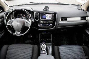 Mitsubishi Outlander 2.0 PHEV 4WD (2013) - 11