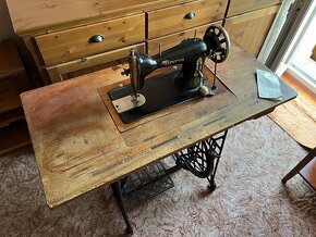 Starožitný min 80 let starý šlapací šicí stroj Minerva - 11