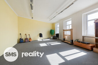 Obchodní dům s panoramatickým výtahem přímo na náměstí - 11