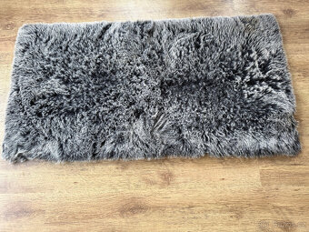 Dva kožešinové koberce 166x236cm a 61x120cm - 11