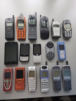 sbírka mobilních telefonů - konvolut - 11