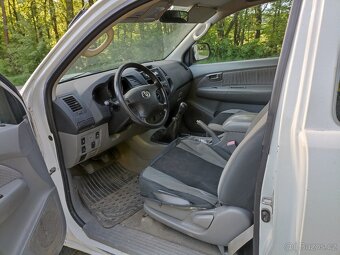 Toyota Hilux 2.5 D-4D - 11