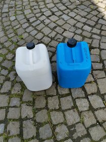 Kanystry plast 20Ltr. Bílé a modré za 60Kč, 15Ltr. 50Kč. PM - 11