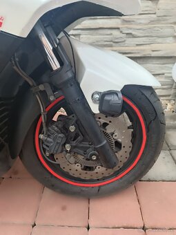 Maxiskútr Kymco Downtown 125 - 11