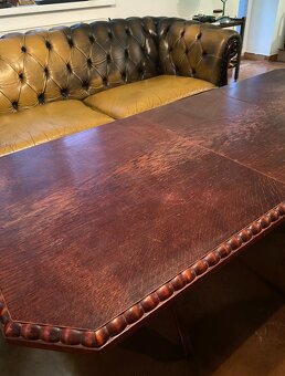 Kožený set Chesterfield, kancelářská židle, stolek - 11