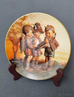 Nádherná sestává figurek a talíře od M.J. Hummel a Goebel - 11