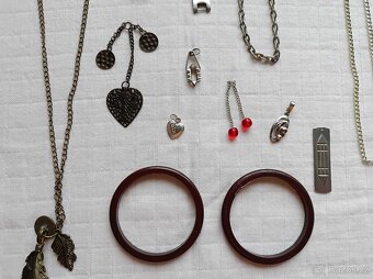 Bižuterie a doplňky. Náramek, řetízek, přívěšky.. - 11