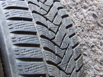 Prodám sadu zimních pneumatik  205/60 R16 Dunlop - 11