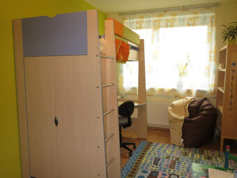 souprava do dětského pokoje s patrovou postelí a knihovnou - 11