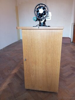 šicí stroj ve skřínce - 11