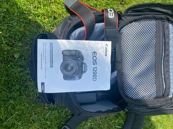 Canon 1220D se základním objektivem a brašnou - 11